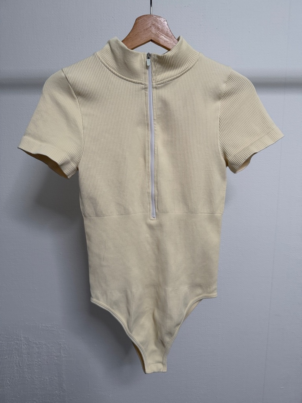 Ribbed Short-Sleeve Zip-Front Bodysuit in Light Cream